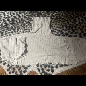 Chic cropped turtleneck beige sweater!